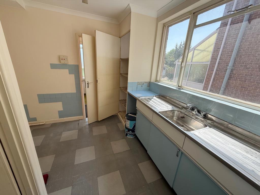Lot: 146 - HOUSE FOR IMPROVEMENT - Kitchen in need of refurbishment